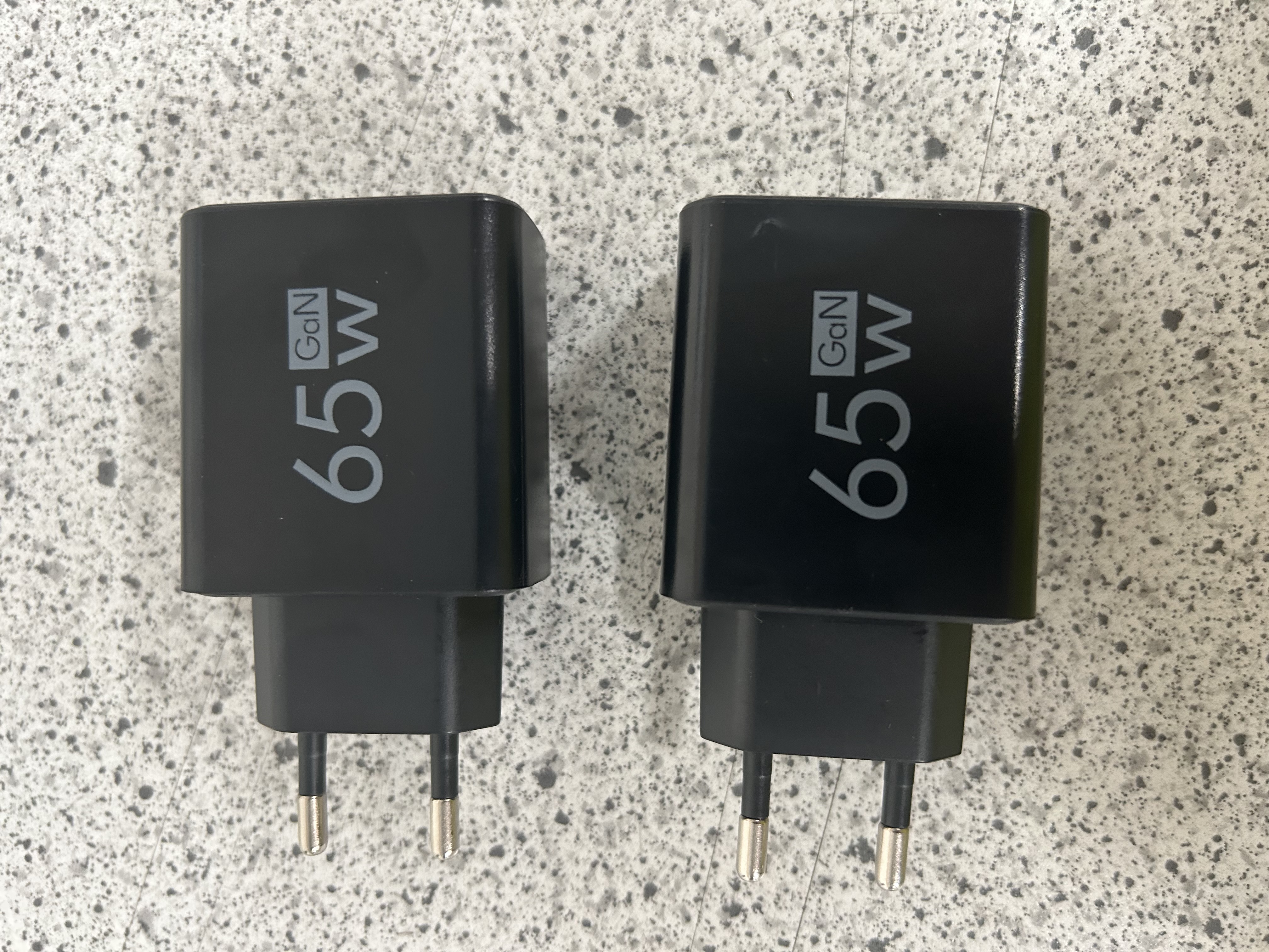 Billede fra myndighedens meddelelse af det tilbagekaldte produkt USB charger TRG-185. Årsag: OVERTRÆD.