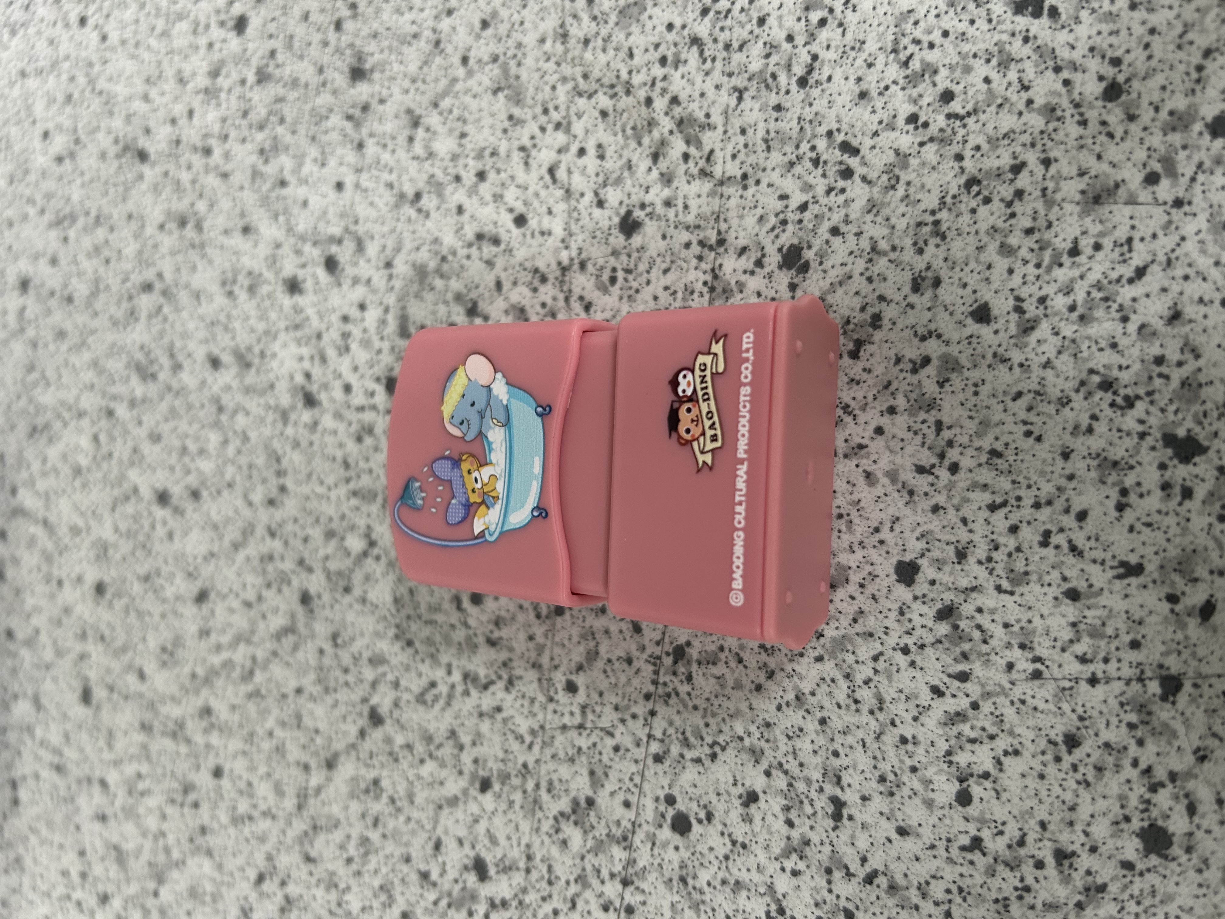 Billede fra myndighedens meddelelse af det tilbagekaldte produkt Name Stamp 001. Årsag: OVERTRÆD.