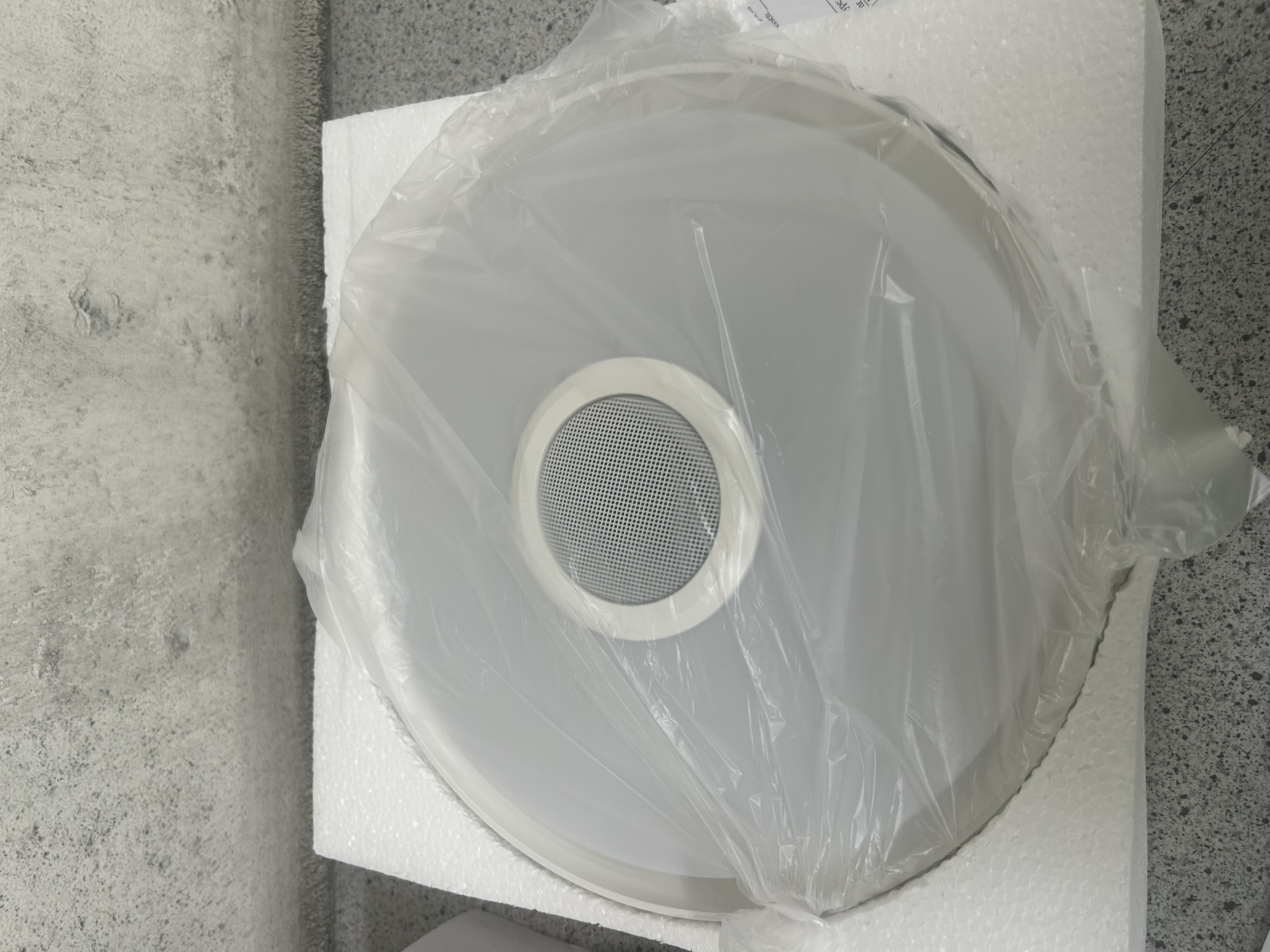 Billede fra myndighedens meddelelse af det tilbagekaldte produkt LED lamp with speaker XD-2007. Årsag: OVERTRÆD.