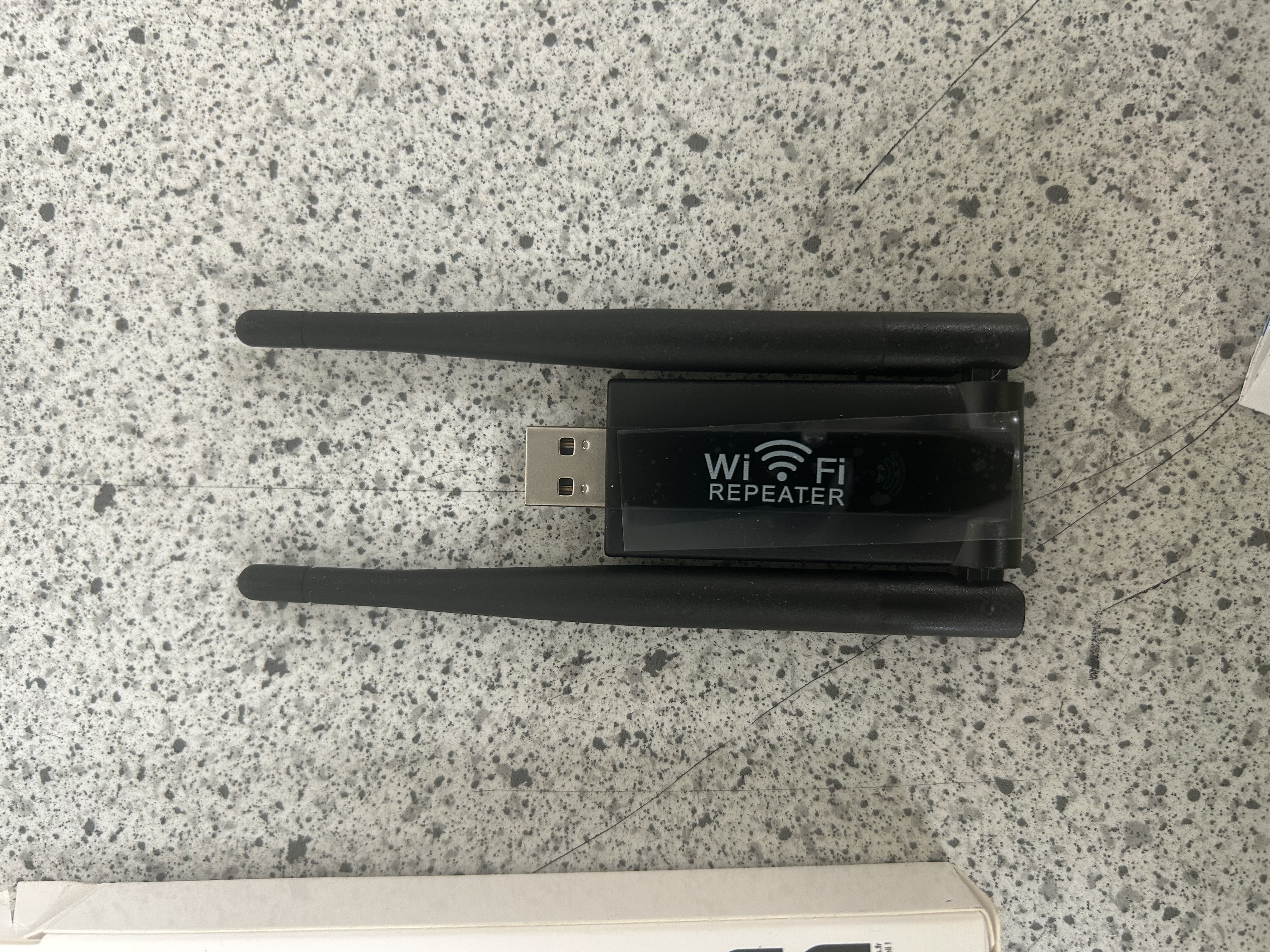 Billede fra myndighedens meddelelse af det tilbagekaldte produkt Wifi repeater U8. Årsag: OVERTRÆD.