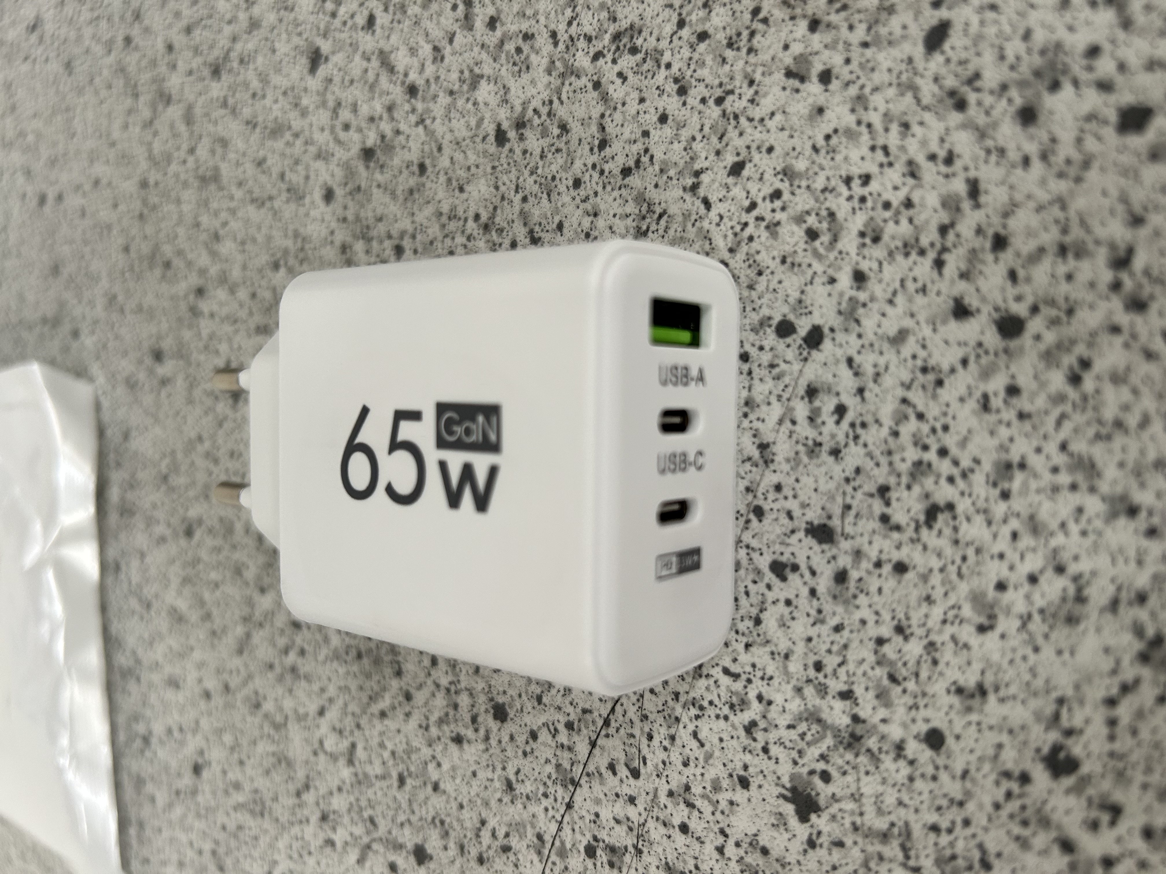 Billede fra myndighedens meddelelse af det tilbagekaldte produkt USB Charger TRG-185. Årsag: OVERTRÆD.