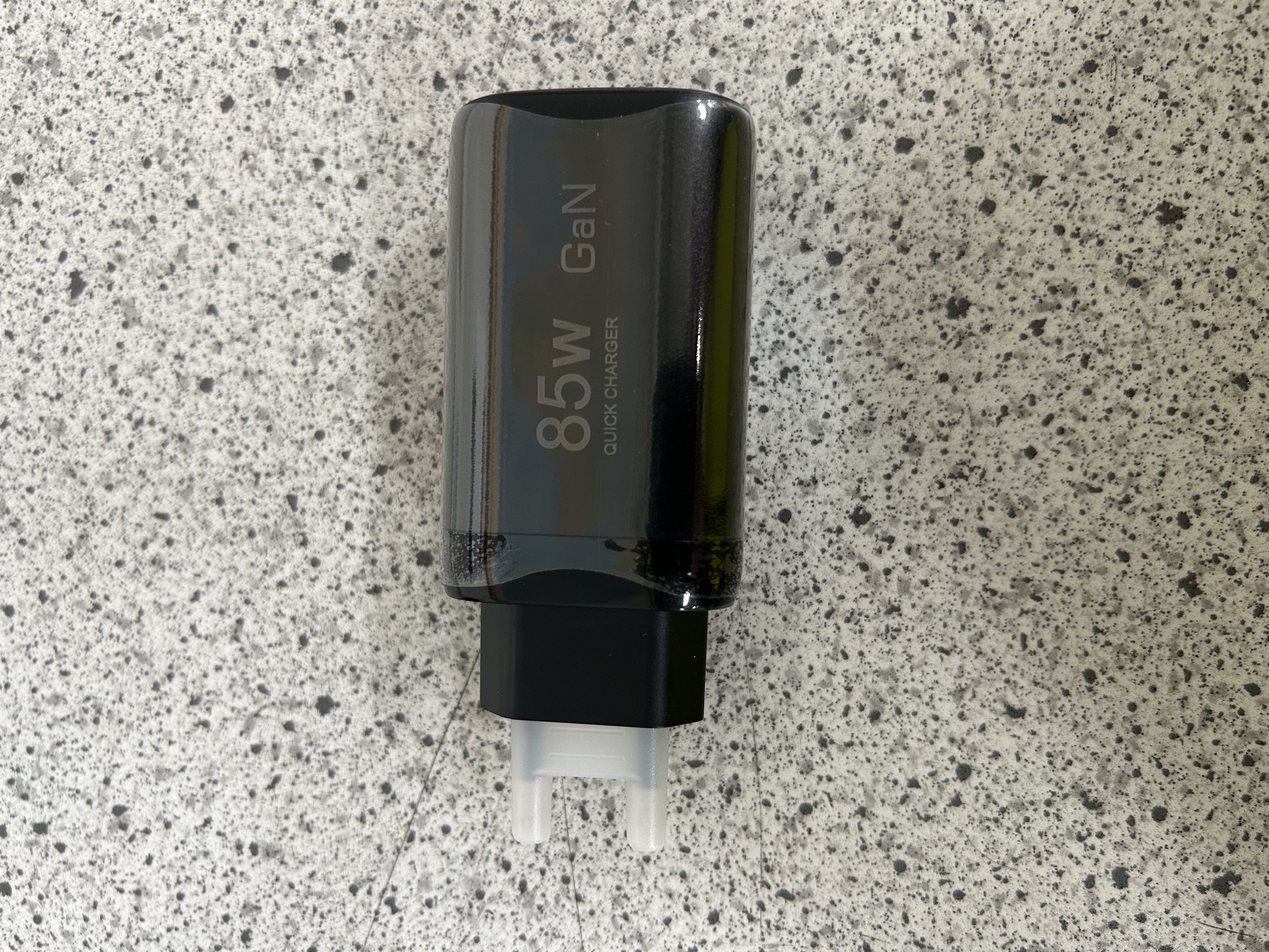 Billede fra myndighedens meddelelse af det tilbagekaldte produkt USB Oplader XD-11085. Årsag: OVERTRÆD.