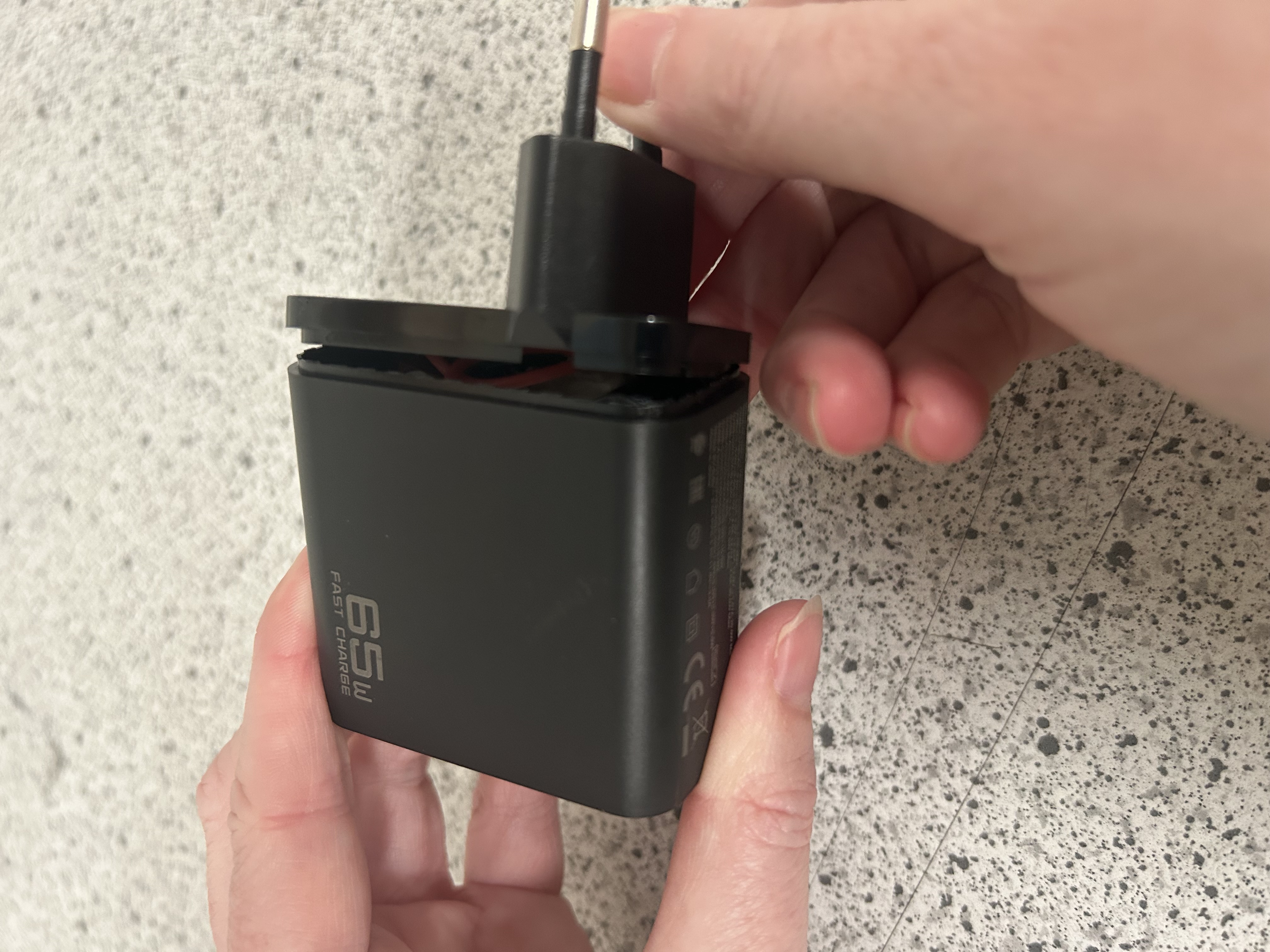 Billede fra myndighedens meddelelse af det tilbagekaldte produkt Power Adapter JT-AG1091-3A2C. Årsag: OVERTRÆD.