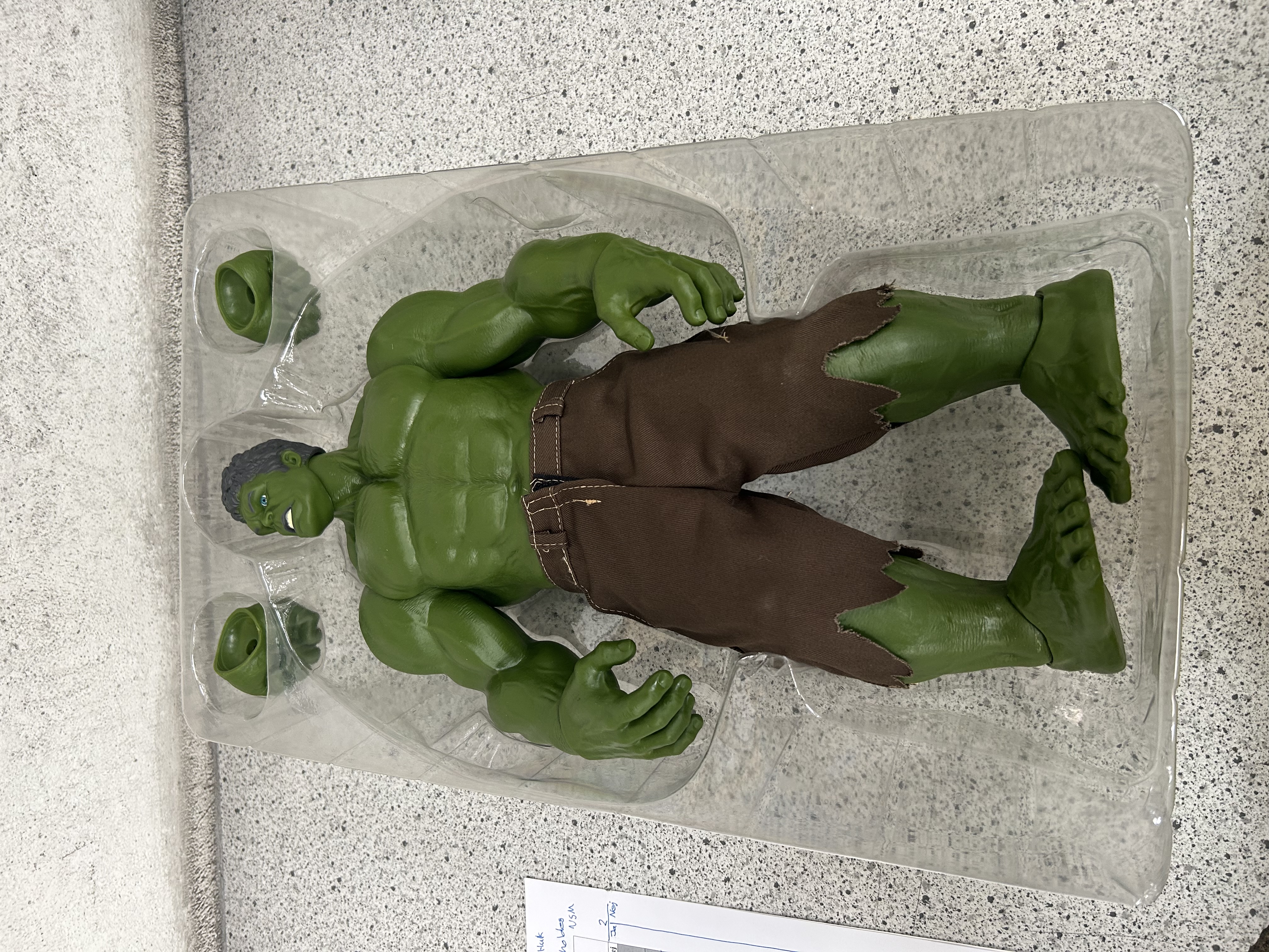 Billede fra myndighedens meddelelse af det tilbagekaldte produkt Hulk figur. Årsag: OVERTRÆD.