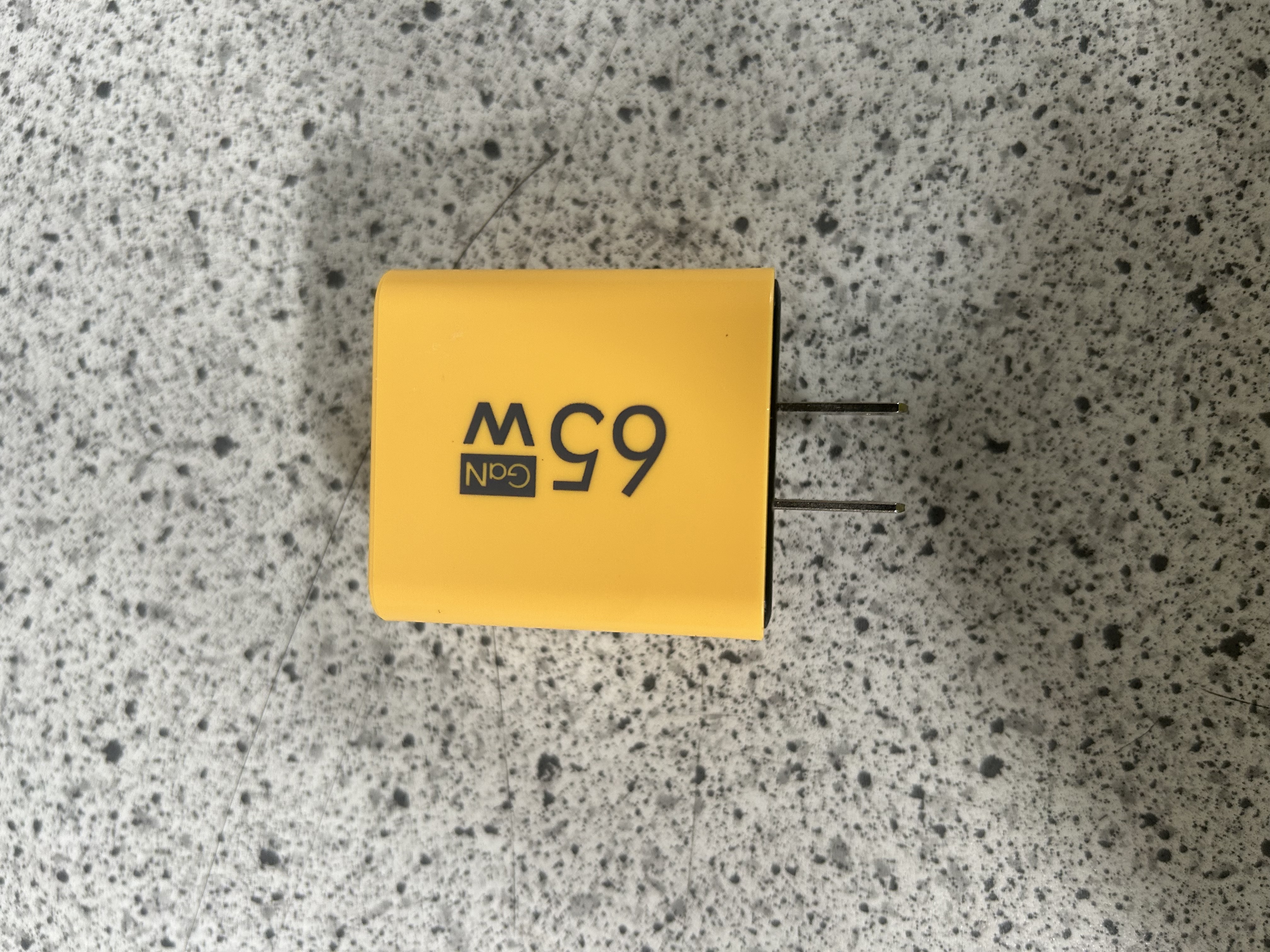 Billede fra myndighedens meddelelse af det tilbagekaldte produkt USB Charger TRG-185. Årsag: OVERTRÆD.