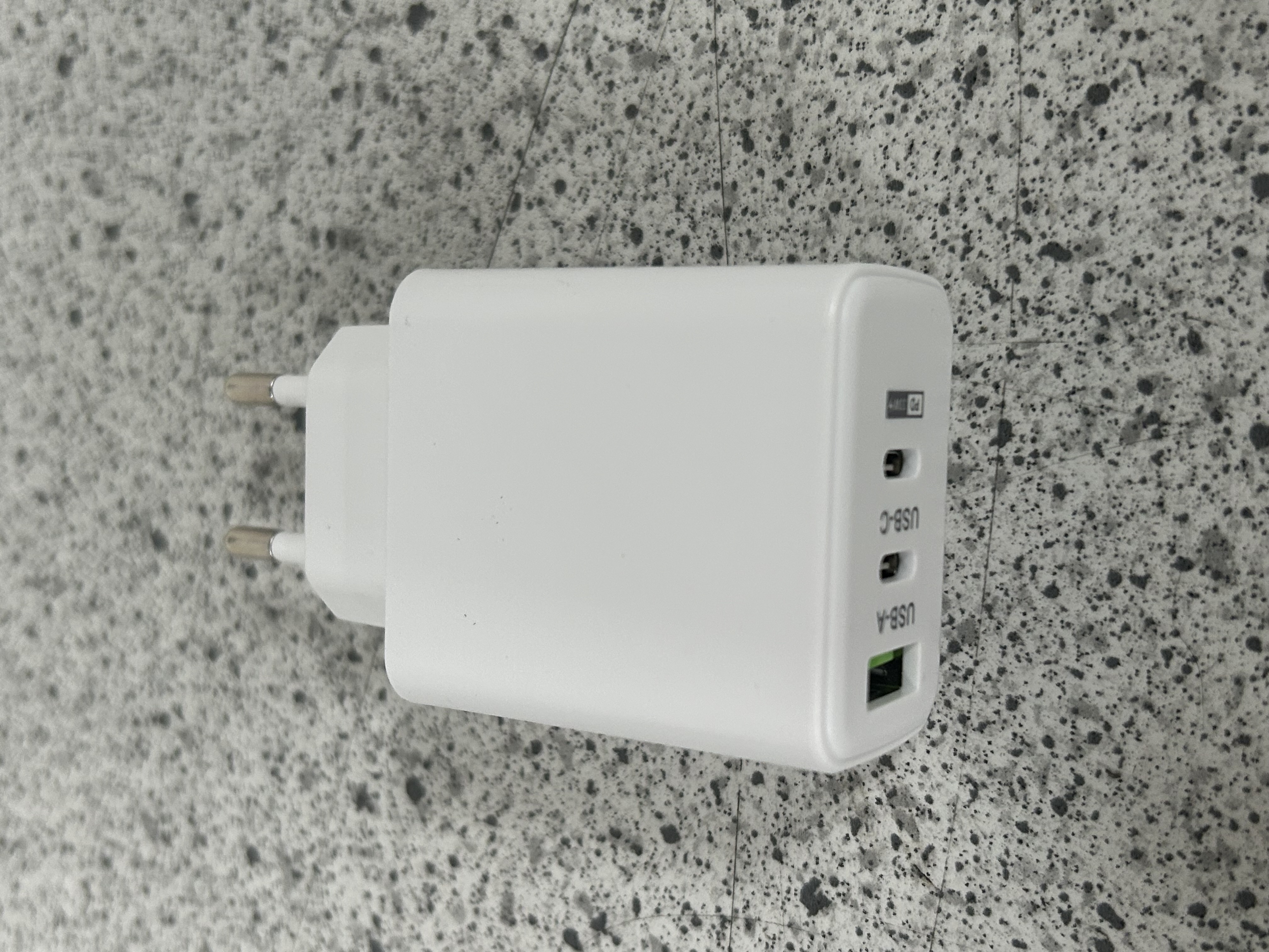 Billede fra myndighedens meddelelse af det tilbagekaldte produkt USB Oplader. Årsag: OVERTRÆD.