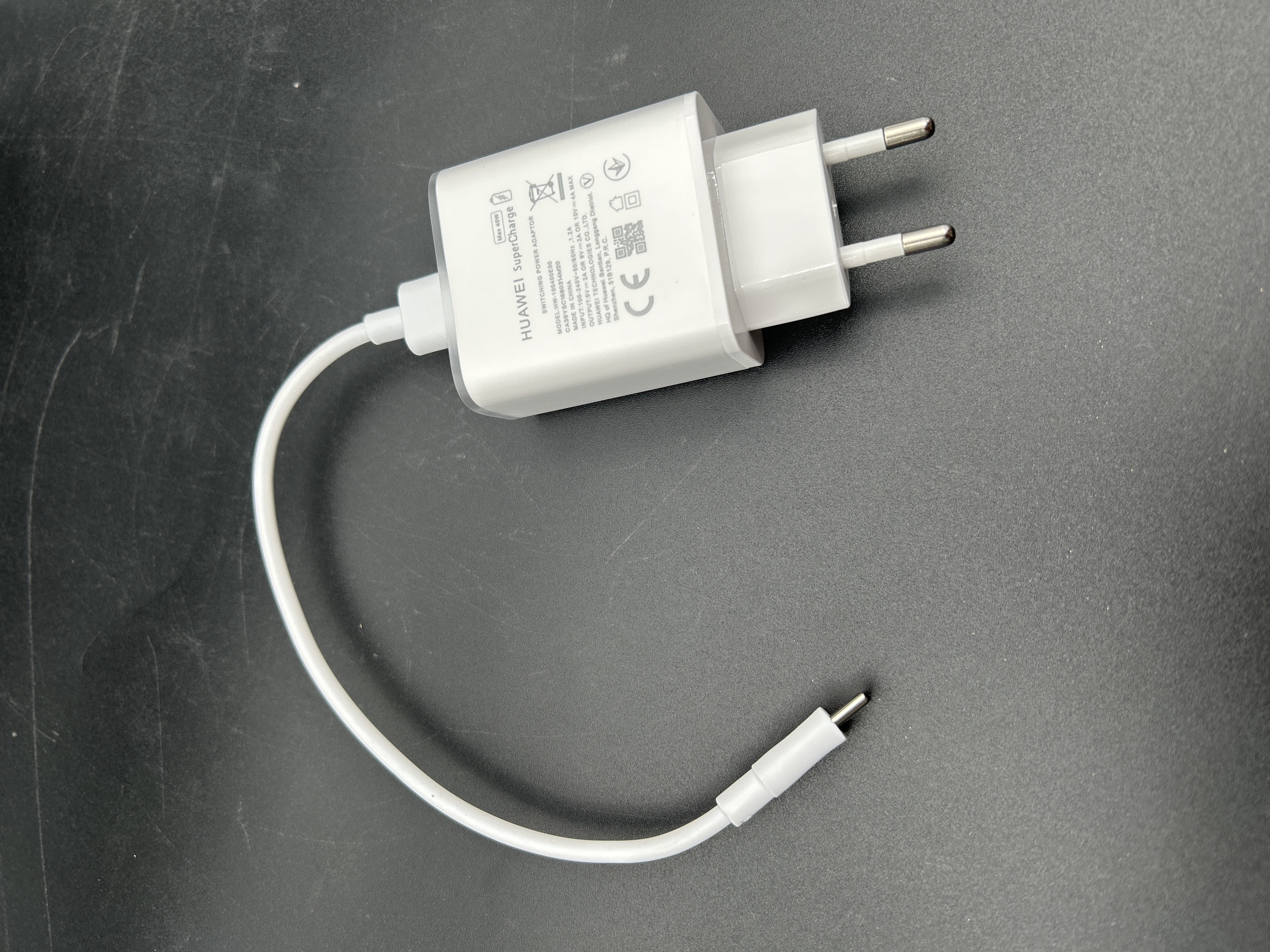 Billede fra myndighedens meddelelse af det tilbagekaldte produkt (Kopiprodukt) Huawei P40 Pro Charger 40W SuperCharge USB 5A Type C Cable. Årsag: OVERTRÆD.