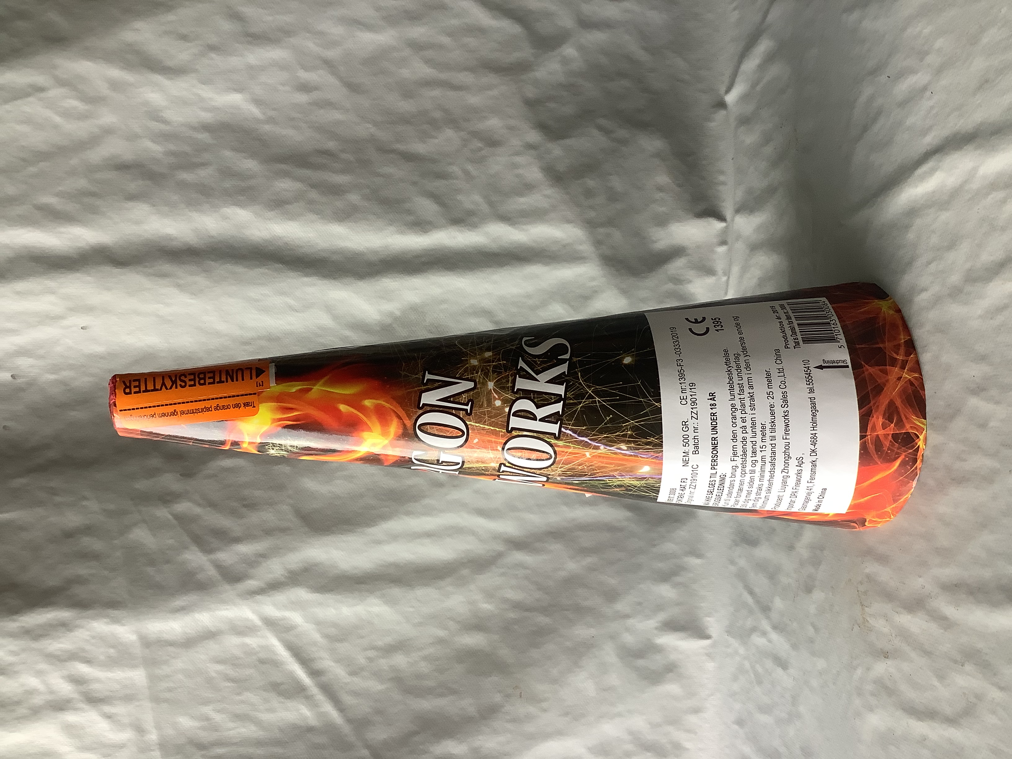 Billede fra myndighedens meddelelse af det tilbagekaldte produkt Dragon Fireworks fontæne med batch nr. ZZ1901/19. Årsag: OVERTRÆD.