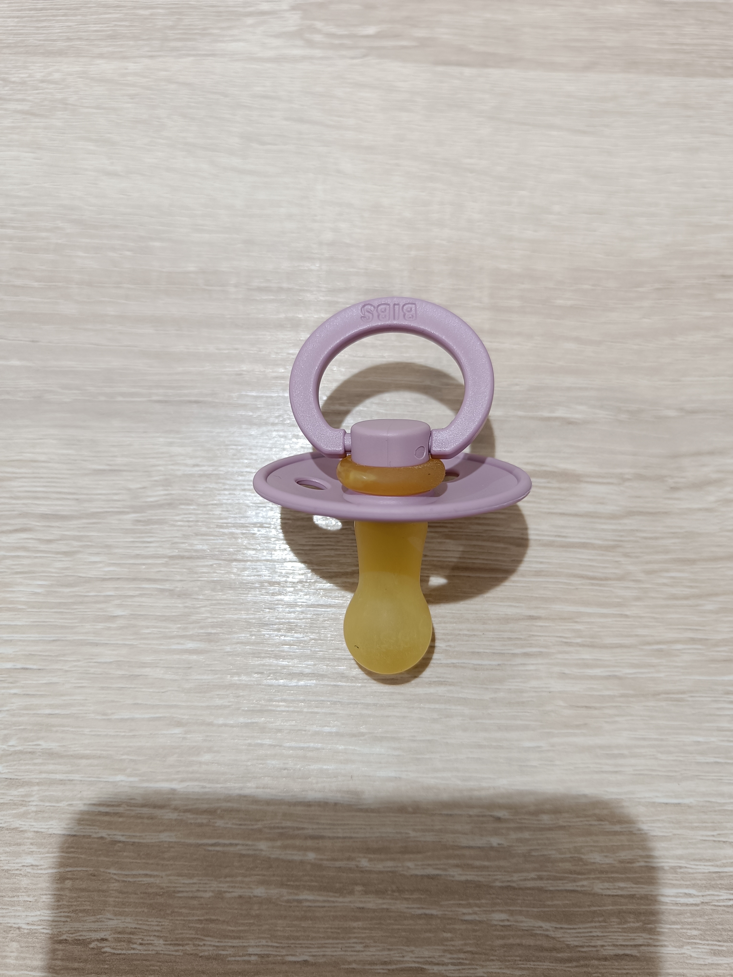Billede fra myndighedens meddelelse af det tilbagekaldte produkt BIBS Latex Size 2, NOS, Pink Plum 2. Årsag: OKTILTAG.