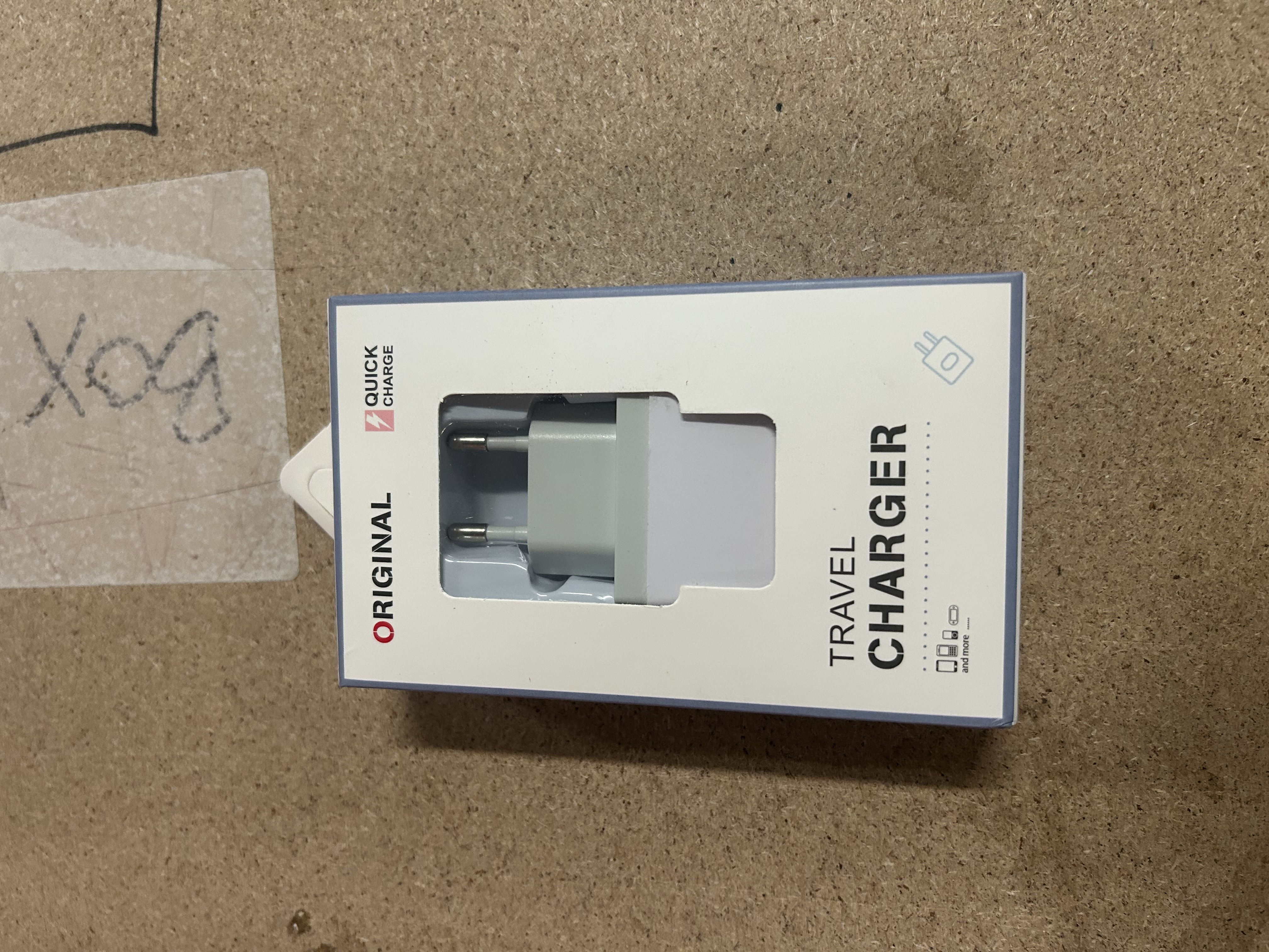 Billede fra myndighedens meddelelse af det tilbagekaldte produkt Multiport charger (Travel charger. Årsag: OVERTRÆD.