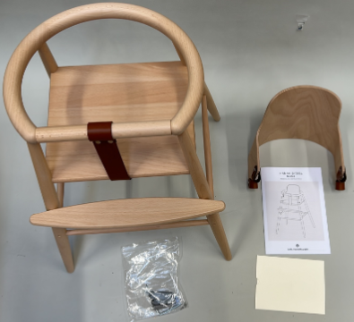 Billede fra myndighedens meddelelse af det tilbagekaldte produkt Carl Hansen & Søn - ND54 | Højstol. Årsag: OVERTRÆD.