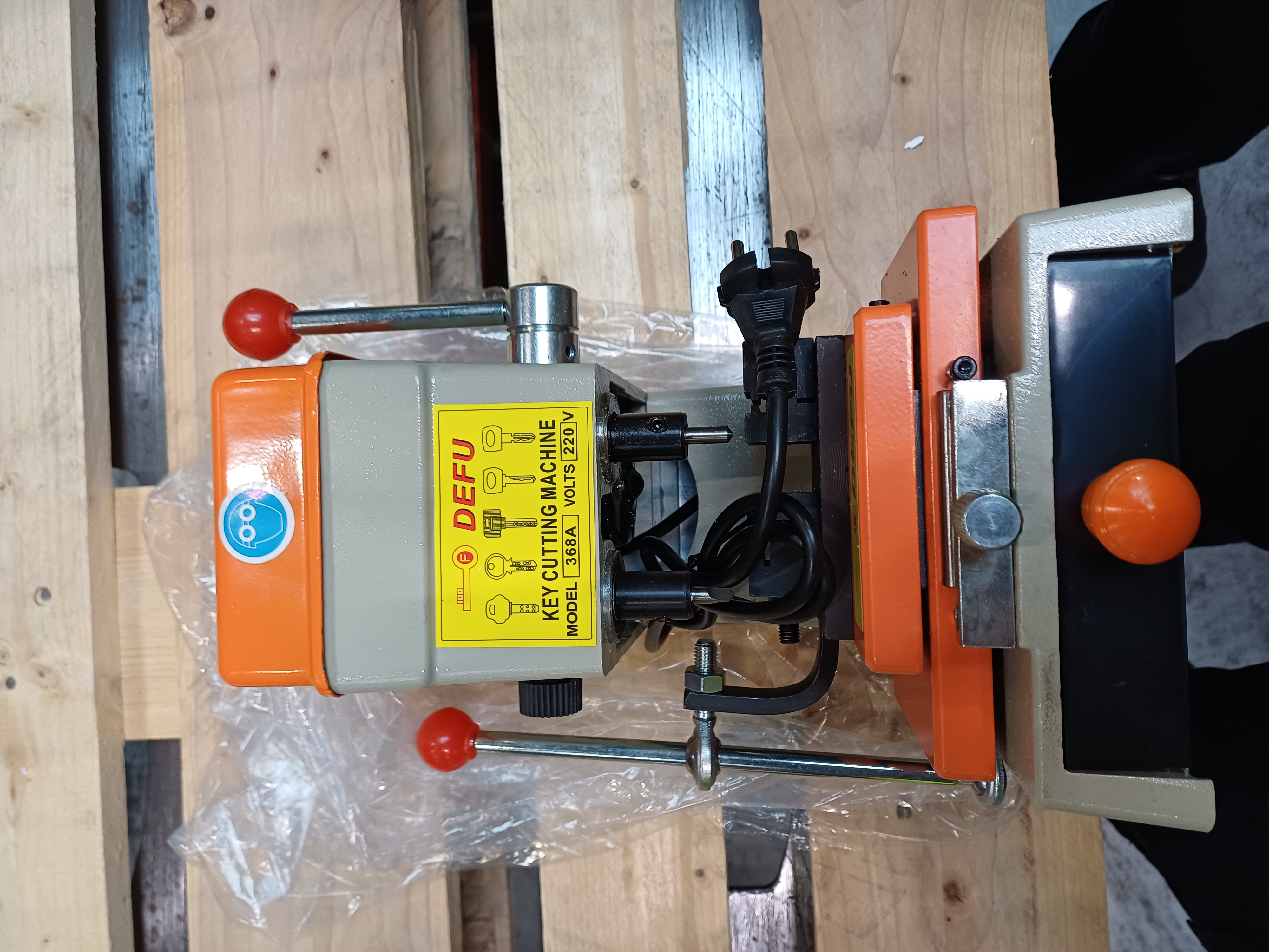 Billede fra myndighedens meddelelse af det tilbagekaldte produkt DEFU Key Cutting Machine. Årsag: OVERTRÆD.