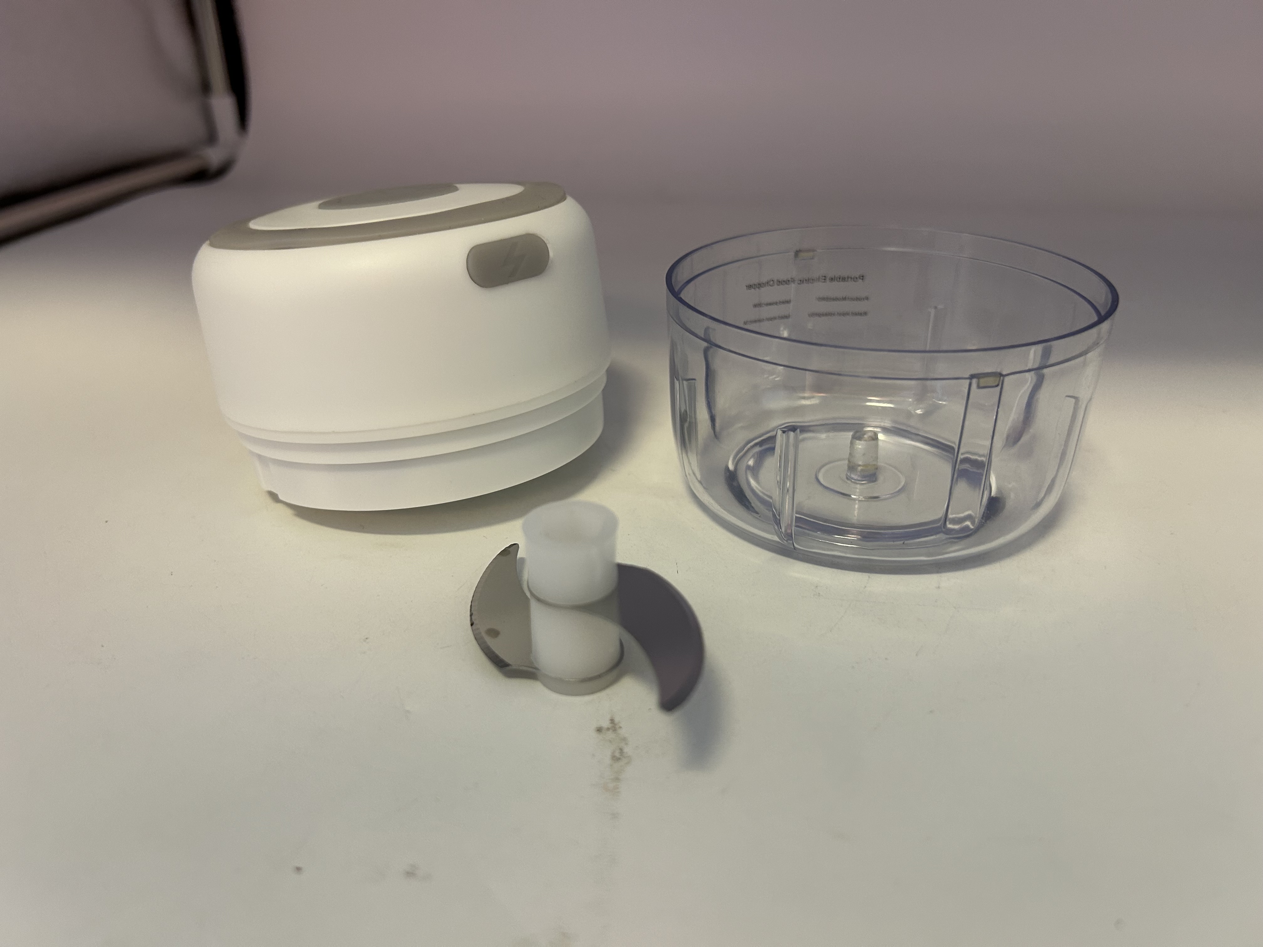 Billede fra myndighedens meddelelse af det tilbagekaldte produkt Wireless Portable Electric Garlic Masher. Årsag: OVERTRÆD.
