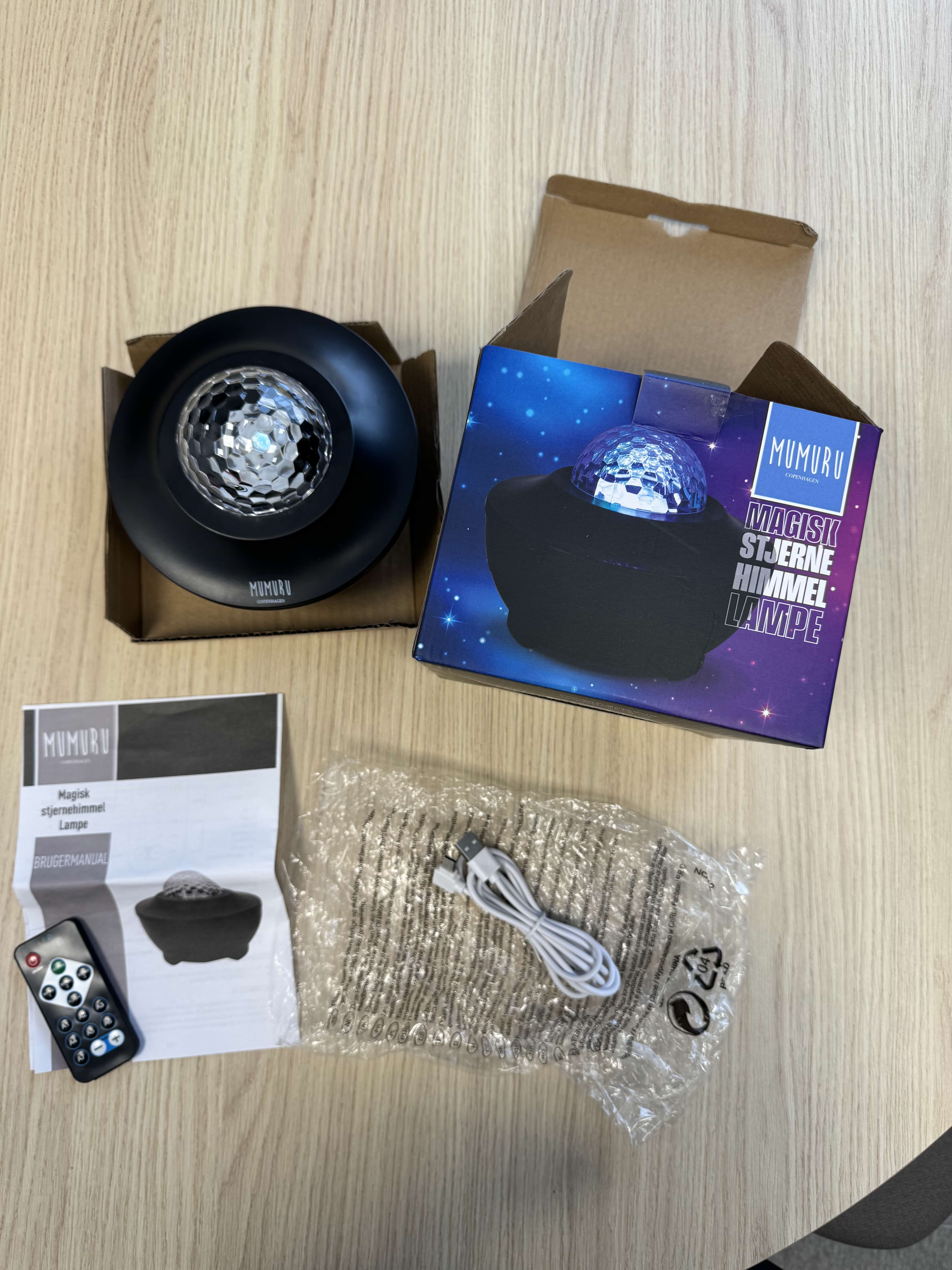 Billede fra myndighedens meddelelse af det tilbagekaldte produkt Mumuru Magisk Stjernehimmel Lampe - Model: MM-0007. Årsag: OVERTRÆD.