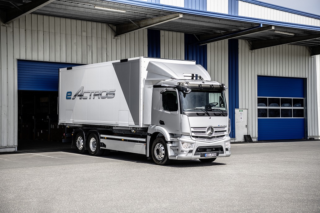 Billede fra myndighedens meddelelse af det tilbagekaldte produkt Mercedes-Benz - Actros 963 / eActros 983. Årsag: OVERTRÆD.