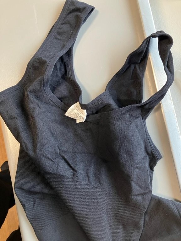 Billede fra myndighedens meddelelse af det tilbagekaldte produkt Undertrøje - 25DKRQ63FIIBKW0DR1 - Svensk modtager. Årsag: OVERTRÆD.