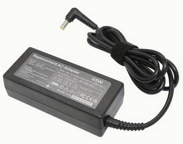 Billede fra myndighedens meddelelse af det tilbagekaldte produkt 65W Laptop Charger Adapter, 19V 3.42A, 5.5*1.7mm DC Output. Årsag: OVERTRÆD.