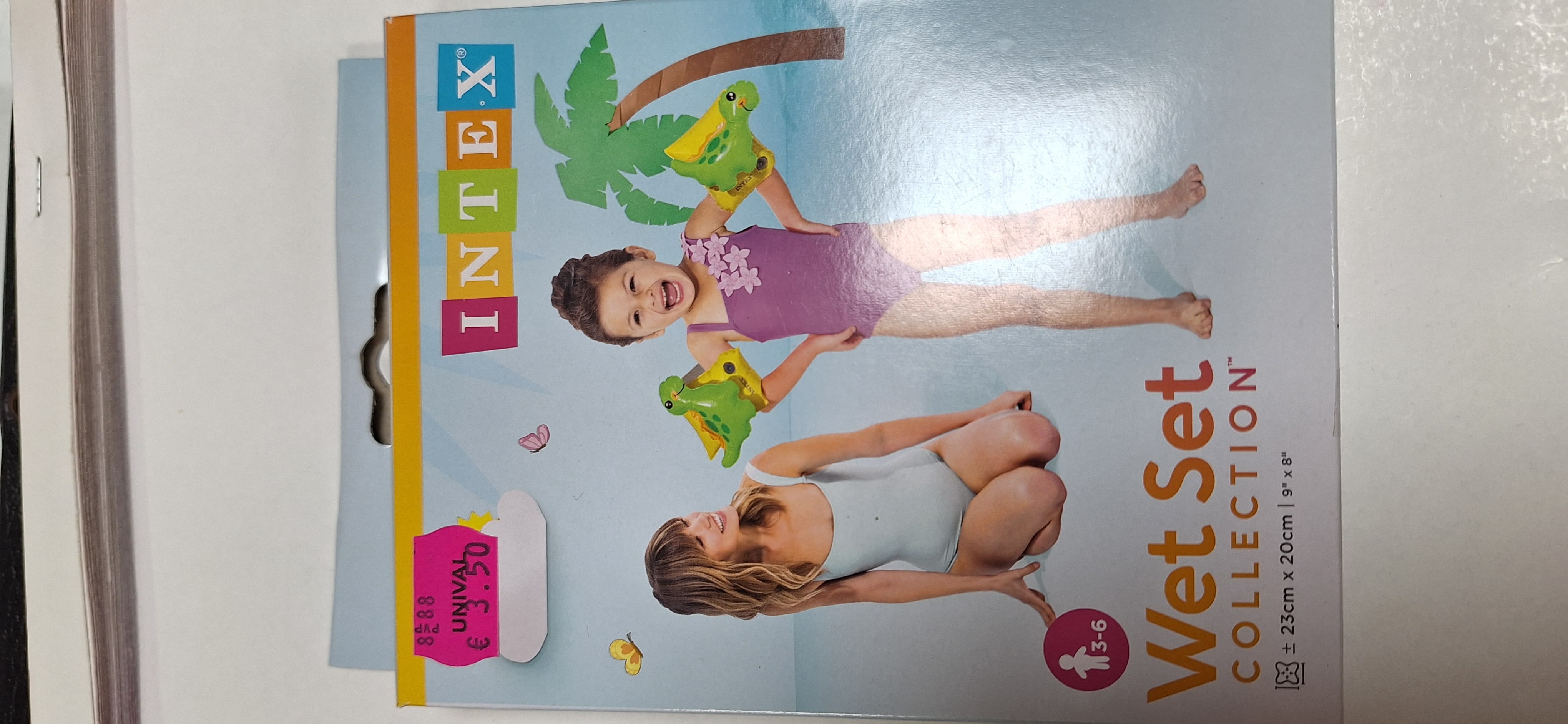 Billede fra myndighedens meddelelse af det tilbagekaldte produkt Intex - Oppustelige svømmevinger med dinosaur. Årsag: OVERTRÆD.