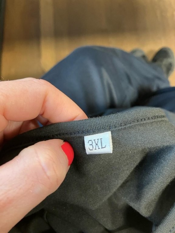 Billede fra myndighedens meddelelse af det tilbagekaldte produkt Black T-Shirt. Årsag: OVERTRÆD.