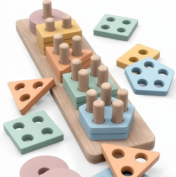 Billede fra myndighedens meddelelse af det tilbagekaldte produkt Wooden sorting and stacking toy. Årsag: OVERTRÆD.