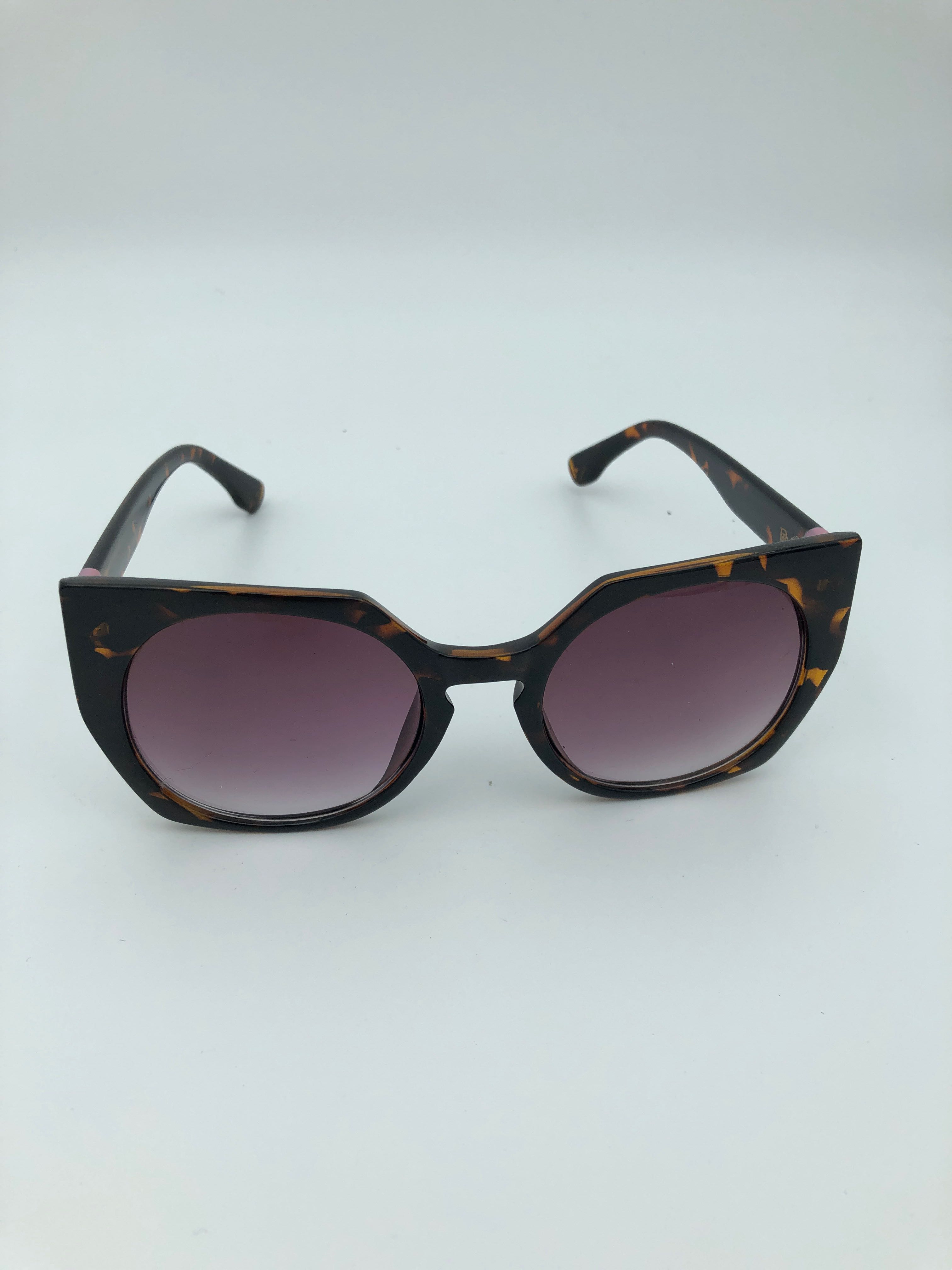 Billede fra myndighedens meddelelse af det tilbagekaldte produkt Leopard solbrille med pink. Årsag: OKTILTAG.