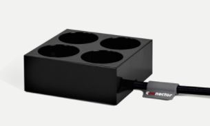 Billede fra myndighedens meddelelse af det tilbagekaldte produkt Domusnord Connector design stikdåse no. 12 – Night Black / sort -. Årsag: OKTILTAG.