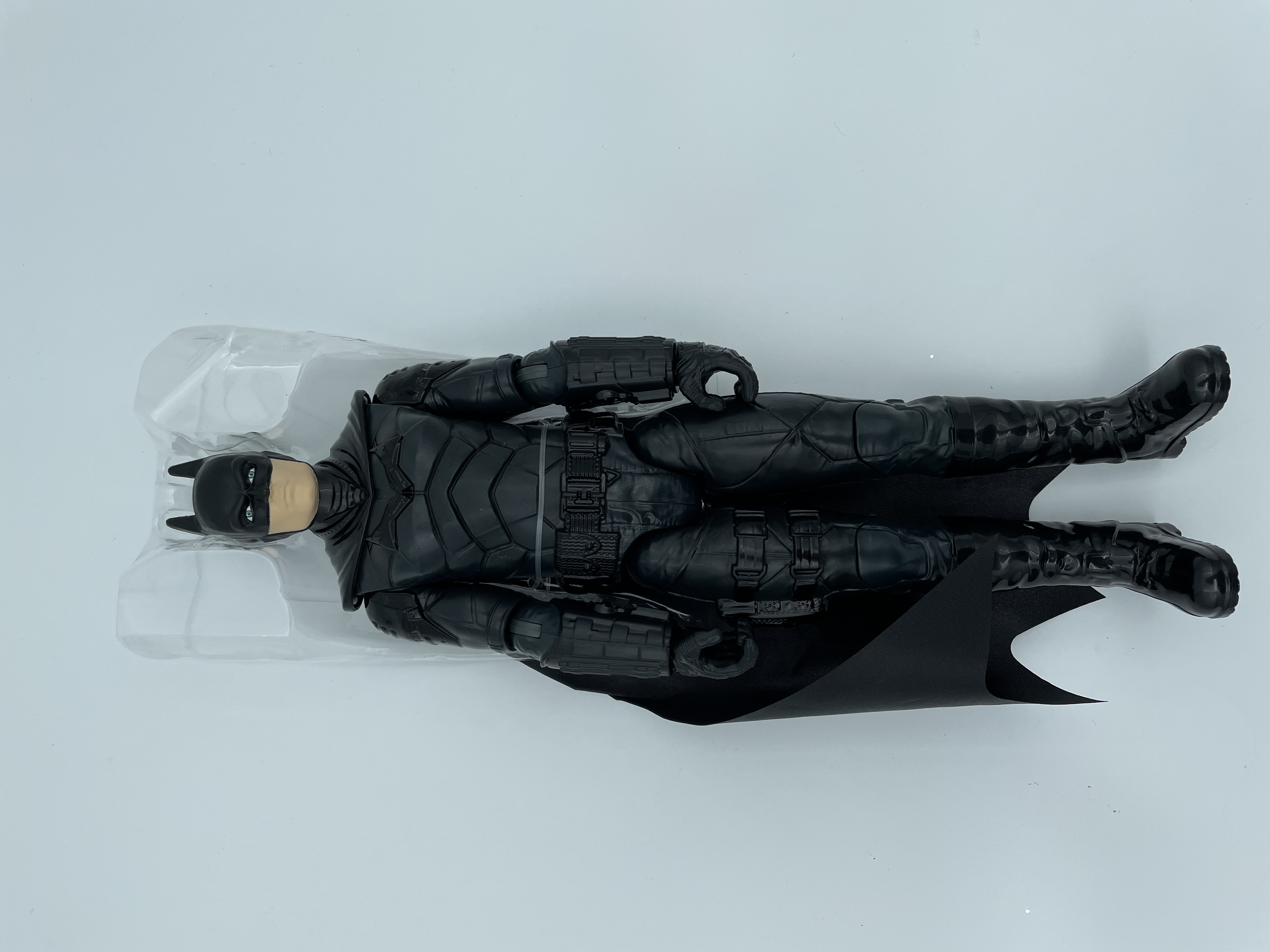 Billede fra myndighedens meddelelse af det tilbagekaldte produkt Batman Movie Wingsuit Figur 30cm. Årsag: OKTILTAG.