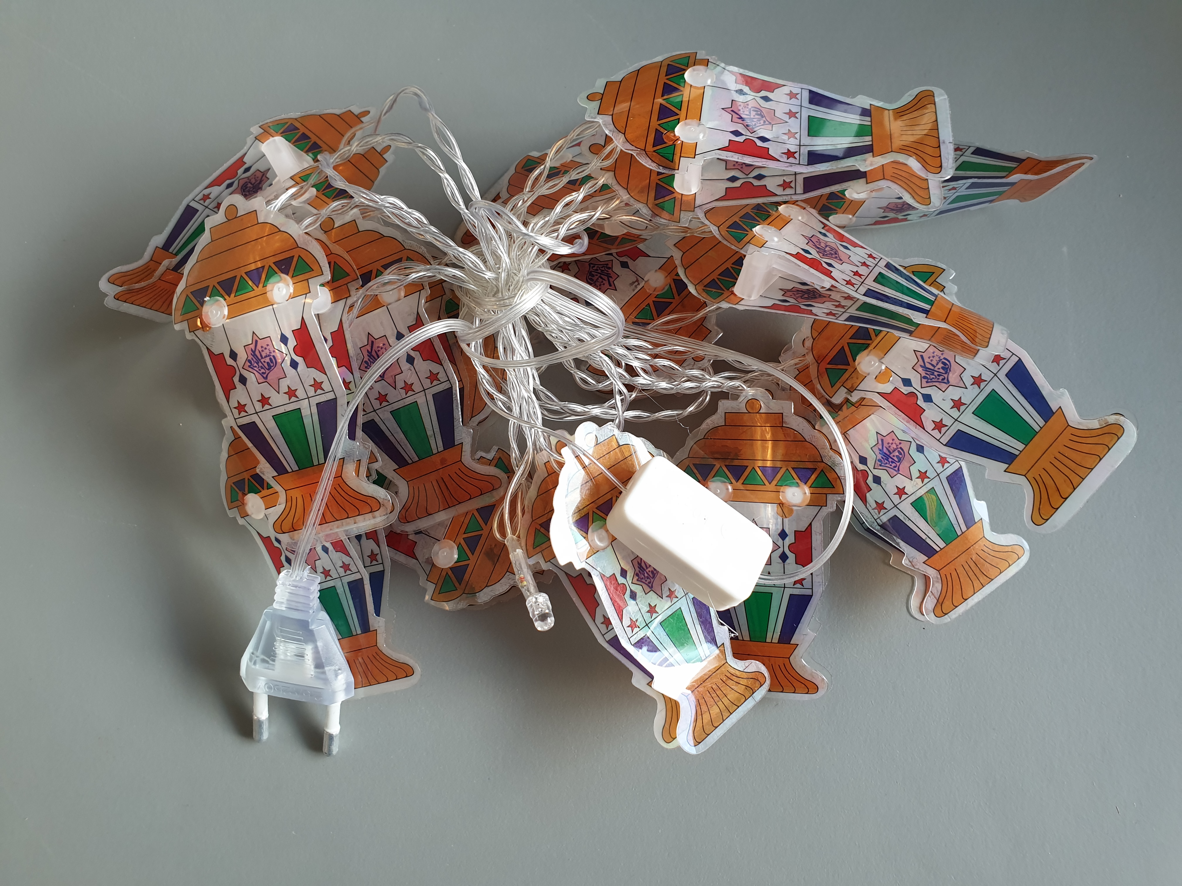 Billede fra myndighedens meddelelse af det tilbagekaldte produkt Lyskæde med lampe dekoration. Årsag: OKTILTAG.