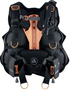 Billede fra myndighedens meddelelse af det tilbagekaldte produkt APEKS EXOTEC Buoyancy Control Device - Artikel nr.: BT1380108ML, BT1380108XLXXL, BT1380110ML, BT1380110XLXXL. Årsag: OKTILTAG.