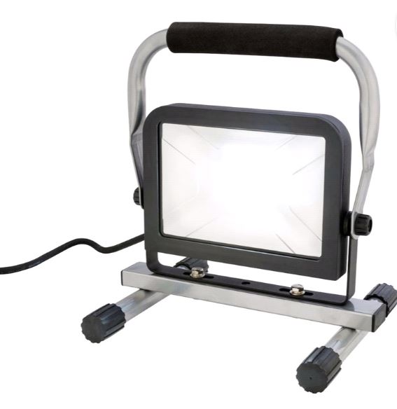Billede fra myndighedens meddelelse af det tilbagekaldte produkt Arbejdslampe LED 30 W 230 V med fod -. Årsag: OVERTRÆD.