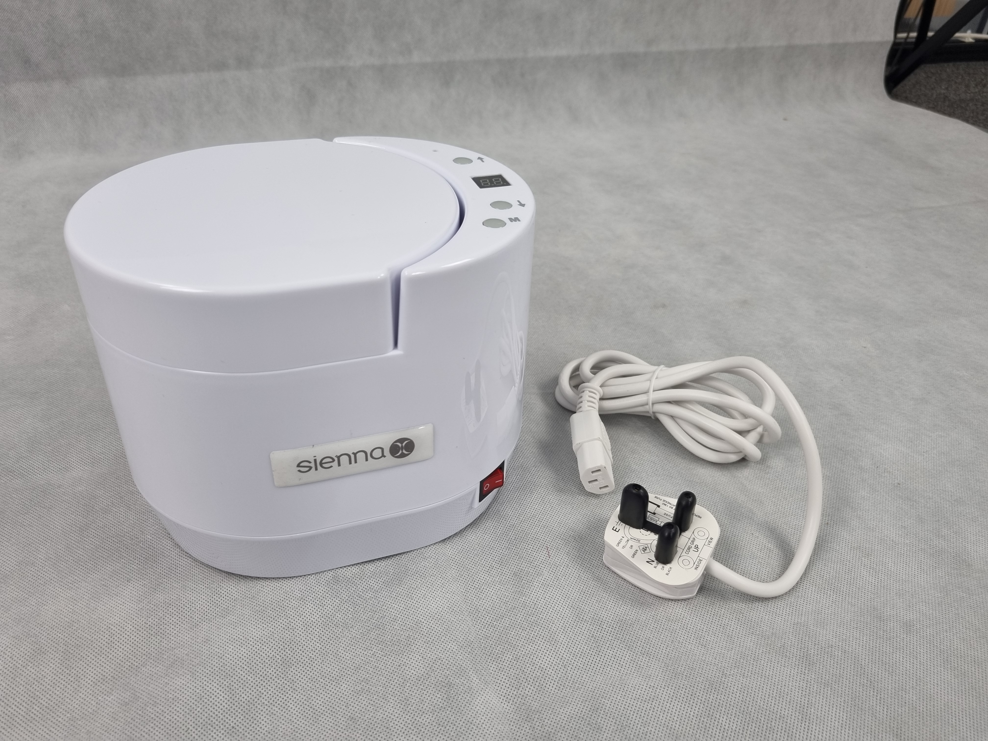 Billede fra myndighedens meddelelse af det tilbagekaldte produkt Sienna X Digital Single Wax Heater. Årsag: OKTILTAG.