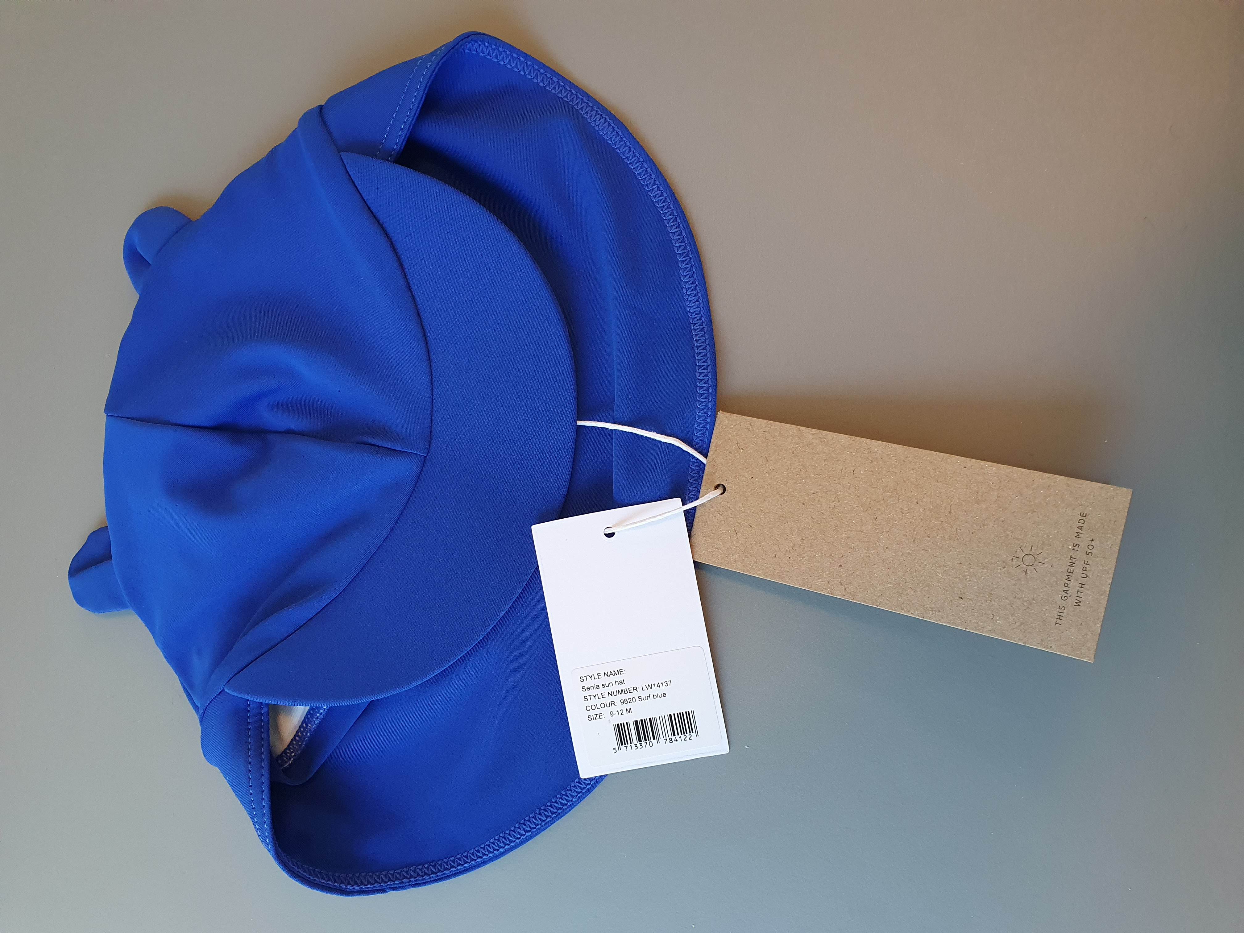 Billede fra myndighedens meddelelse af det tilbagekaldte produkt Senia solhat - Surf Blue. Årsag: OKTILTAG.