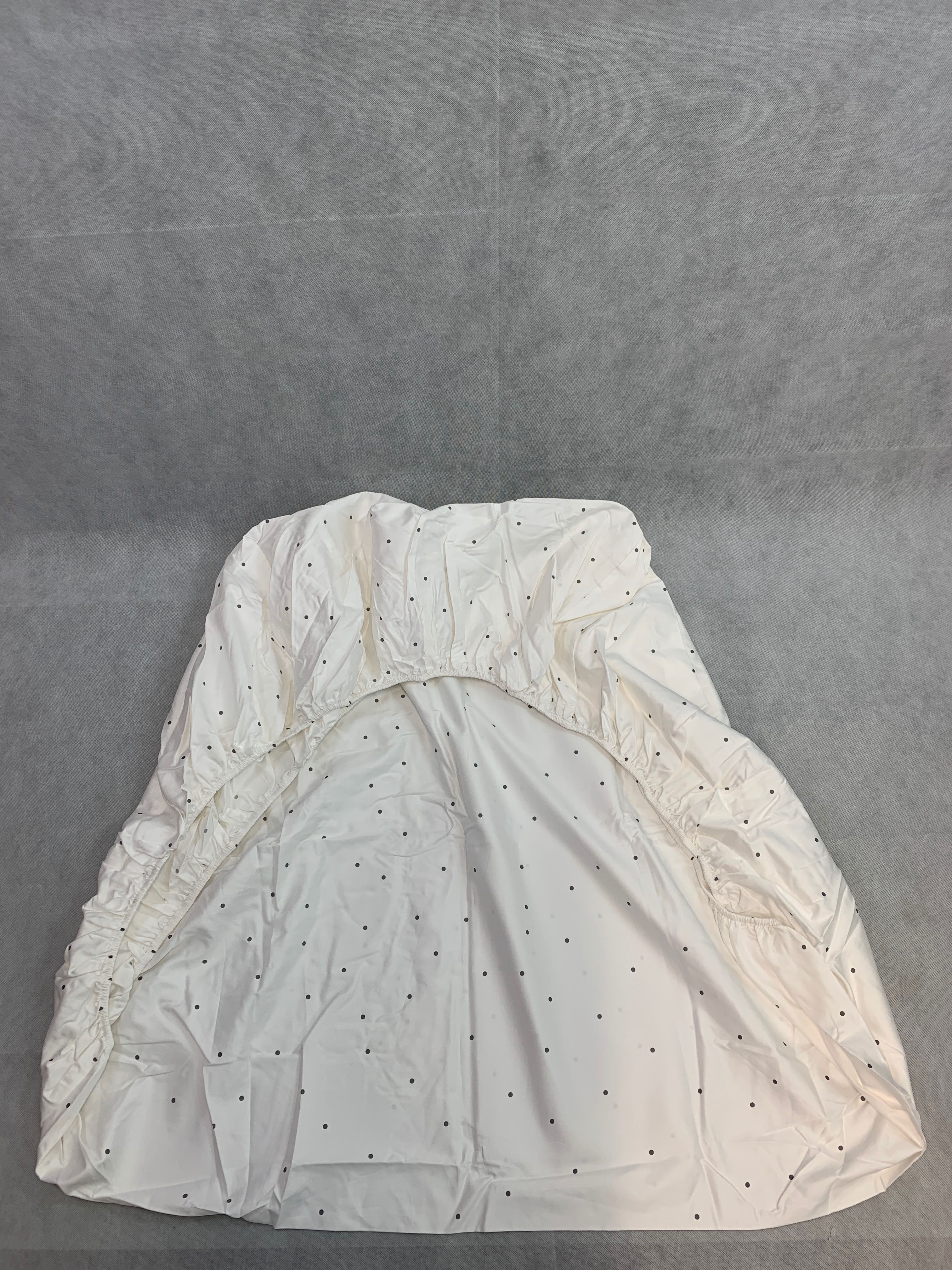 Billede fra myndighedens meddelelse af det tilbagekaldte produkt Luxury Fitted Sheet Grey Dot. Årsag: OKTILTAG.